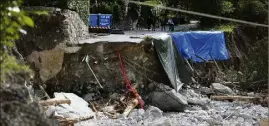  ?? (Photo Dylan Meiffret) ?? Le réseau fibré souterrain a été arraché avec les routes.