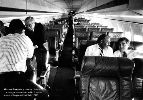  ??  ?? Michael Dukakis, a la dcha., habla con un ayudante en un avión durante la campaña presidenci­al de 1988.