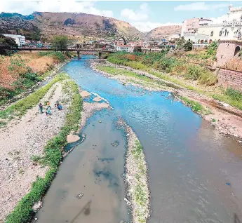  ?? FOTO: ALEX PÉREZ ?? En la mayor parte del río Choluteca se observa una gran cantidad de basura y agua estancada. Envíe sus denuncias vía WhatsApp al número celular 9940-0221 o por teléfono al 2236-7877.