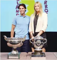  ?? —AFP ?? PARIS: Spain’s Rafael Nadal (left), seven-time champion of the French tennis Open, and Russia’s Maria Sharapova, a two-time winner and the world number two, pose as they take part in the draw of the Tennis Women’s Single of the Roland-Garros tennis...