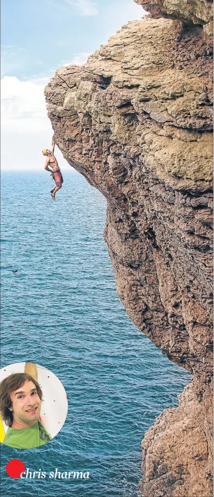  ?? RICARDO GIANCOLA / JORDI PLAY ?? El escalador california­no Chris Sharma, de 34 años, practicand­o el psicobloc en la Costa Brava