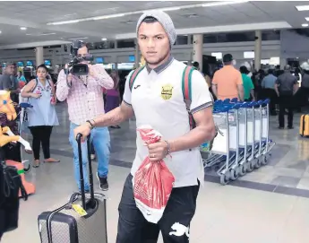  ??  ?? ZURDO. Mario Martínez cuando llegaba al aeropuerto. El domingo ganaron en New Orleans.