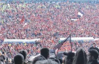  ?? FOTO: IMAGO ?? Am 20. Mai 2000 spielte der SSV Ulm zum letzten Mal im Donaustadi­on in der Bundesliga – gegen Eintracht Frankfurt, dessen Fans nach dem 2:1 gegen die Spatzen den Rasen stürmten. Ulm stieg damals ab.