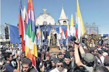  ??  ?? ► Peregrinos del país y el extranjero llegaron a saludar la imagen de la Virgen.