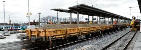  ?? Foto: Silvio Wyszengrad ?? Am Sonntag ist der neue Bahnsteig F in Betrieb gegangen. Er sorgt für eine verwirrend­e Nummerieru­ng der Bahngleise.