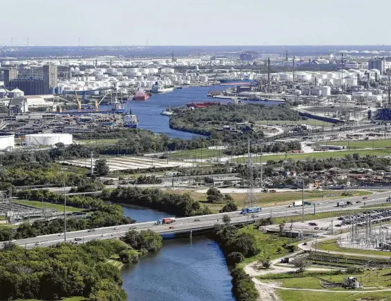  ?? Melissa Phillip / Staff photograph­er ?? Sims Bayou with Buffalo Bayou flank the Houston Ship Channel in the background.