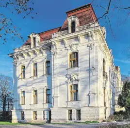  ?? Foto: Anna Vavríková, MAFRA., archiv spolku Löw-Beerovy vily a www.low-beerovy-vily.cz ?? Na levém snímku je rodina syna Maxe Löw-Beera, Benna (uprostřed). Vedle něj stojí jeho synové Ernst a Fritz, který vybudoval velkou sbírku asijského umění. Dole je pak Bennova žena Johanna a dcera Marie. Významnou židovskou rodinu dnes v Brně připomíná...