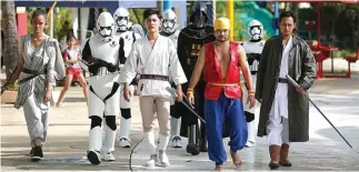  ?? GUSLAN GUMILANG/JAWA POS ?? ALL CAST: Para pemain teatrikal mengenakan kostum karakter film Star Wars dan Sinbad.