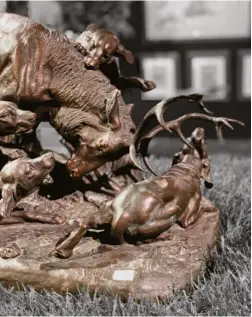  ??  ?? Cerf attaqué par quatre chiens d’isidore Bonheur (1827-1901), bronze à patine brune (51 cm de haut), de la collection Patrick-louis Vuitton, cédé le 25 septembre à 8 370 euros.