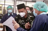  ?? FIRMA ZUHDI/JAWA POS ?? CEK LANGSUNG: Bupati Sidoarjo Ahmad Muhdlor Ali (dua dari kiri) meninjau vaksinasi di PT Tjiwi Kimia kemarin.