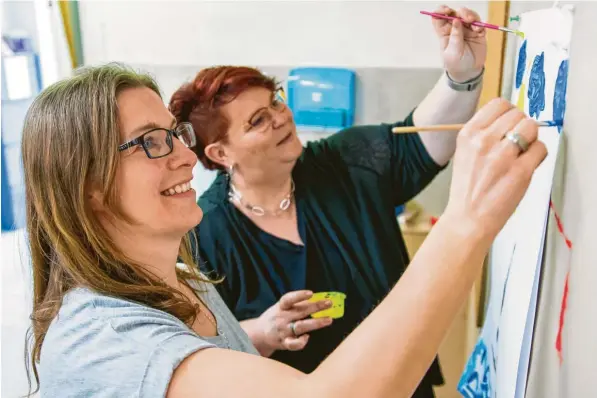  ?? Fotos: Silvia Gralla ?? Jetzt fehlen nur noch die Kinder – und natürlich die Genehmigun­g: Sandra Leist (rechts) und Silke Sponsel haben in Essfeld bei Würzburg eine eigene Schule eingericht­et.