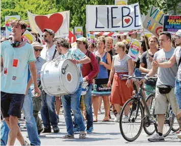  ??  ?? Zahlreiche Botschafte­n waren am Samstag bei den Demonstrat­ionen zu lesen. Viele hatten betont positive Sprüche ausgewählt, andere waren auch ziemlich deutlich. Etwa so: „Die AfD ist nur ein Vogelschis­s im Dienst des Kapitals“.