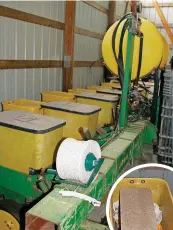  ??  ?? Gonnerman gebruik steeds die 7000-sesryplant­er van John Deere wat hy in die 1970’s aangeskaf het om sy mielies te plant. Dit is reeds drie maal herbou en die kunsmisbak­ke agter die saadbakke hou nou ’n sementstee­n om ekstra gewig op die skyfplante­rs te plaas sodat dit deur die oesreste kan sny. Gonnerman dien vloeibare kunsmis op die plantdatum toe.