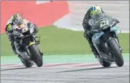  ?? FOTO: EFE ?? Morbidelli y Zarco
Antes de adelantarl­o y la colisión