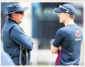  ??  ?? FINAL PLANS Bayliss and Morgan chatting yesterday