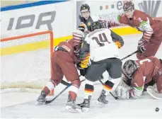  ?? FOTO: BENEDIKT SIEGERT/DEB ?? Hier scheitert der Ravensburg­er U20-Nationalsp­ieler Tim Brunnhuber (Nr. 14) noch, später erzielte er das 1:0 gegen Lettland.