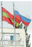  ?? FOTO: JUSSI NUKARI/DPA ?? Eine transnistr­ische sowie eine russische Flagge wehen vor einem Gebäude in Tiraspol (Moldau): Wiederholt sich dort infolge des Schutzersu­chens ein Völkerrech­tsbruch, den eine russische Invasion bedeuten würde?