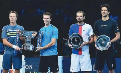  ??  ?? Kontinen e Peers seguram troféu de campeões do ATP Finals, enquanto Kubot e Melo ficam com 2º lugar