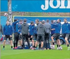  ??  ?? BAJO LA LLUVIA. Los jugadores perico, ayer, en la sesión lluviosa.