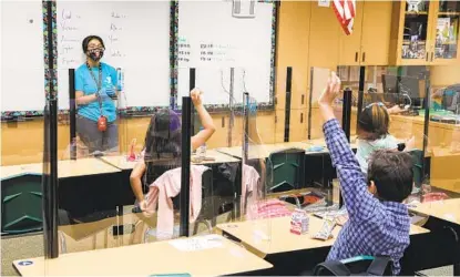  ?? EDUARDO CONTRERAS U-T ?? Durante la hora de snack, la líder juvenil de la YMCA, Alondra Arredondo, juega con los niños que asisten al Programa de Apoyo Estudianti­l a Distancia de Sunset Elementary School.