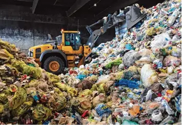  ?? Foto: ZDF/Claus U. Eckert; Süddeutsch­e TV ?? Verpackung­smüll aus der gelben Tonne in einem Recyclingh­of. Der Müll wird von einem Raupenfahr­zeug mit Schaufel angehäuft. Verwertet werden laut der 3sat Doku nur 15 Prozent des Kunststoff­mülls.