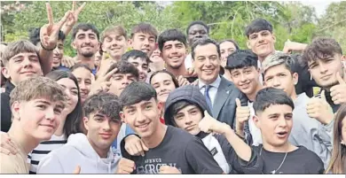  ?? ?? El presidente de la Junta haciéndose fotos con estudiante­s de la Universida­d Laboral.