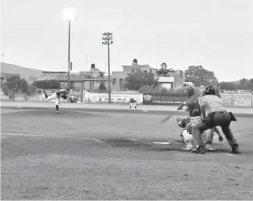  ??  ?? El bateo escarlata fue oportuno para que los Diablos salieran con el triunfo.