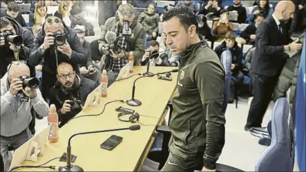  ?? FOTO: MANEL MONITLLA ?? Xavi Hernández ante un aluvión de flashes antes de empezar la rueda de prensa en el Estadio Diego Maradona