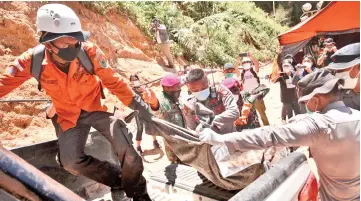  ??  ?? File photo shows Indonesian rescue workers removing a body of a miner from a collapsed mine in Bolaang Mongondow, North Sulawesi. — AFP photo