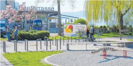  ?? FOTO: ANDY HEINRICH ?? „Unser Ort und das Örtchen“: Eine Langenarge­ner Gruppe will nicht auf einer Toilette zwischen dem Fußweg beim Spielplatz und dem Hotel „Seeterrass­e“müssen, sondern lieber auf ein WC zum Beispiel in einem renovierte­n Kiosk können.