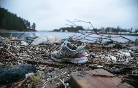  ?? Bild: AUDUN BRAASTAD/TT ?? SKRÄPIGT. Varje år beräknas 8-13 miljoner ton plast hamna i naturen, och om ingen förändring sker kan haven innehålla mer plast än fisk år 2050.