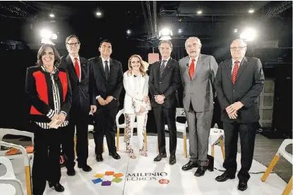  ?? JUAN CARLOS BAUTISTA ?? El secretario y el rector de la UNAM con algunos de los asistentes.