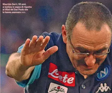  ??  ?? Maurizio Sarri, 59 anni, si inchina in segno di rispetto ai tifosi del San Paolo che lo hanno osannato ANSA