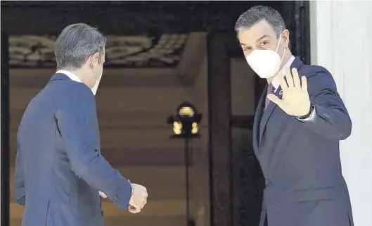  ?? ORESTIS PANAGIOTOU / EFE ?? Pedro Sánchez y el primer ministro griego Kyriakos Mitsutakis, ayer en Atenas.