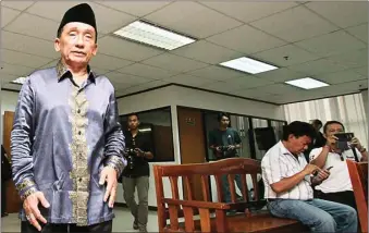  ?? IMAM HUSEIN/JAWA POS ?? TENANG: Mantan Bupati Bangkalan Fuad Amin Imron terus terpojok dengan berbagai keterangan saksi di depan majelis hakim tipikor kemarin.