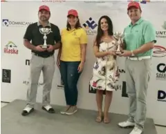  ?? FUENTE EXTERNA ?? Cesarina Jiménez, Gerente de Marca de FELTREX, e Ircania García, Presidente Fundación Los Arturitos, premian a los campeones Enrique Rodríguez y Matías Mut.