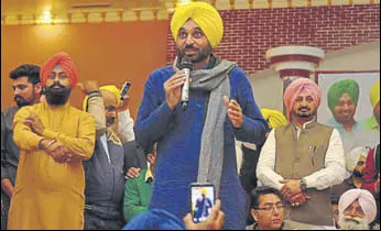  ?? PARDEEP PANDIT/HT ?? Sangrur MP Bhagwant Mann addressing the AAP’s thanksgivi­ng meet of volunteers at Nakodar in Jalandhar on Sunday.