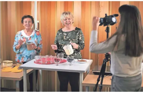  ?? RP-ARCHIVFOTO: ACHIM BLAZY ?? Petra Berein filmt Angelika Enders (l.) und Rita Mitic für einen Beitrag zum Thema Kochen.