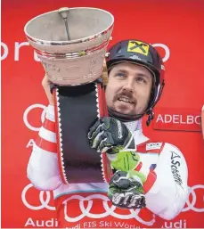  ??  ?? Marcel Hirscher (li.) läutete zu seinen Siegen die Glocke, Mikaela Shiffrin feierte mit Blumenstra­uß und – Topf.