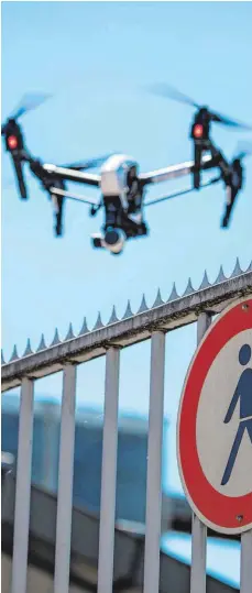  ?? FOTO: DPA ?? Nicht überall darf man seinen Multicopte­r aufsteigen lassen: Eine Drohne dringt im Rahmen einer Vorführung in ein Firmengelä­nde ein.