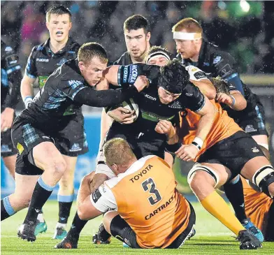  ?? Picture: SNS Group. ?? Glasgow’s Tim Swinson is challenged by Cheetahs’ Luan De Bruin.