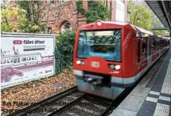  ??  ?? Das Plakat am Bahnhof Hasselbroo­k sagt es aus: „S4 fährt öfter!“