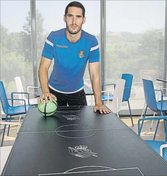  ?? FOTO: NAGORE IRAOLA ?? Joseba Zaldua posa ante una mesa que emula el campo de juego en el que esta temporada desea volver a brillar con la Real