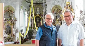  ?? Foto: Peter Bauer ?? Abschluss der Renovierun­g der Kirche St. Michael: Darüber freuen sich Stadtpfarr­er Josef Baur (rechts) und Koordinato­r Ferdi nand Guggenmos.