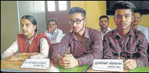  ?? HT PHOTOS ?? Students of Government Senior Secondary School, Dadhe Fateh Singh village, in Hoshiarpur district, officiatin­g as cabinet ministers; and (right) the main school entrance.