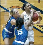  ?? MICHAEL THOMAS — THE ASSOCIATED PRESS ?? Michigan’s Naz Hilmon, right, goes up for a shot against Florida Gulf Coast’s Tyra Cox and Emma List during the Wolverines’ first-round NCAA Tournament win Sunday.