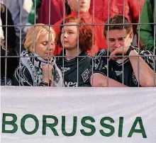  ?? FOTO: IMAGO ?? Eine der bittersten Stunden für Fans der „Fohlenelf“: 1999 steigt Borussia aus der Bundesliga ab. Nur vier Jahre zuvor hatte die Mannschaft noch den DFB-Pokal geholt.