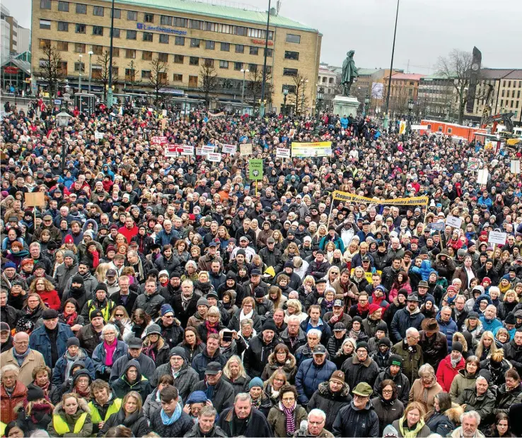  ??  ?? 7 mars 2015. Cirka 8 000 demonstran­ter samlas på Gustaf Adolfs torg för att protestera mot trängselsk­atten och Västlänken. Ett halvår tidigare var det folkomröst­ning om trängselsk­atten och nejsidan vann stort.