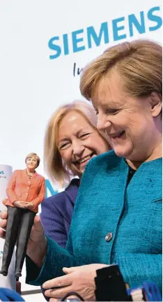  ??  ?? Was die moderne Industrie so alles hervorbrin­gt: Kanzlerin Merkel (rechts) bekam auf der Hannover Messe am Siemens Stand ein Abbild ihrer selbst aus dem 3 D Dru cker überreicht. Mit dabei: Bildungsmi­nisterin Johanna Wanka.