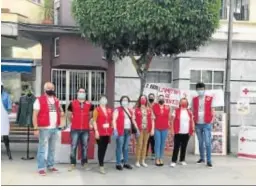  ??  ?? Voluntario­s de la organizaci­ón en la localidad nervense.